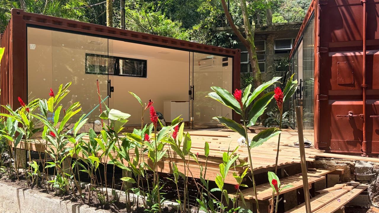 Sala de trabalho do Espaço Elos, em container com deck de madeira