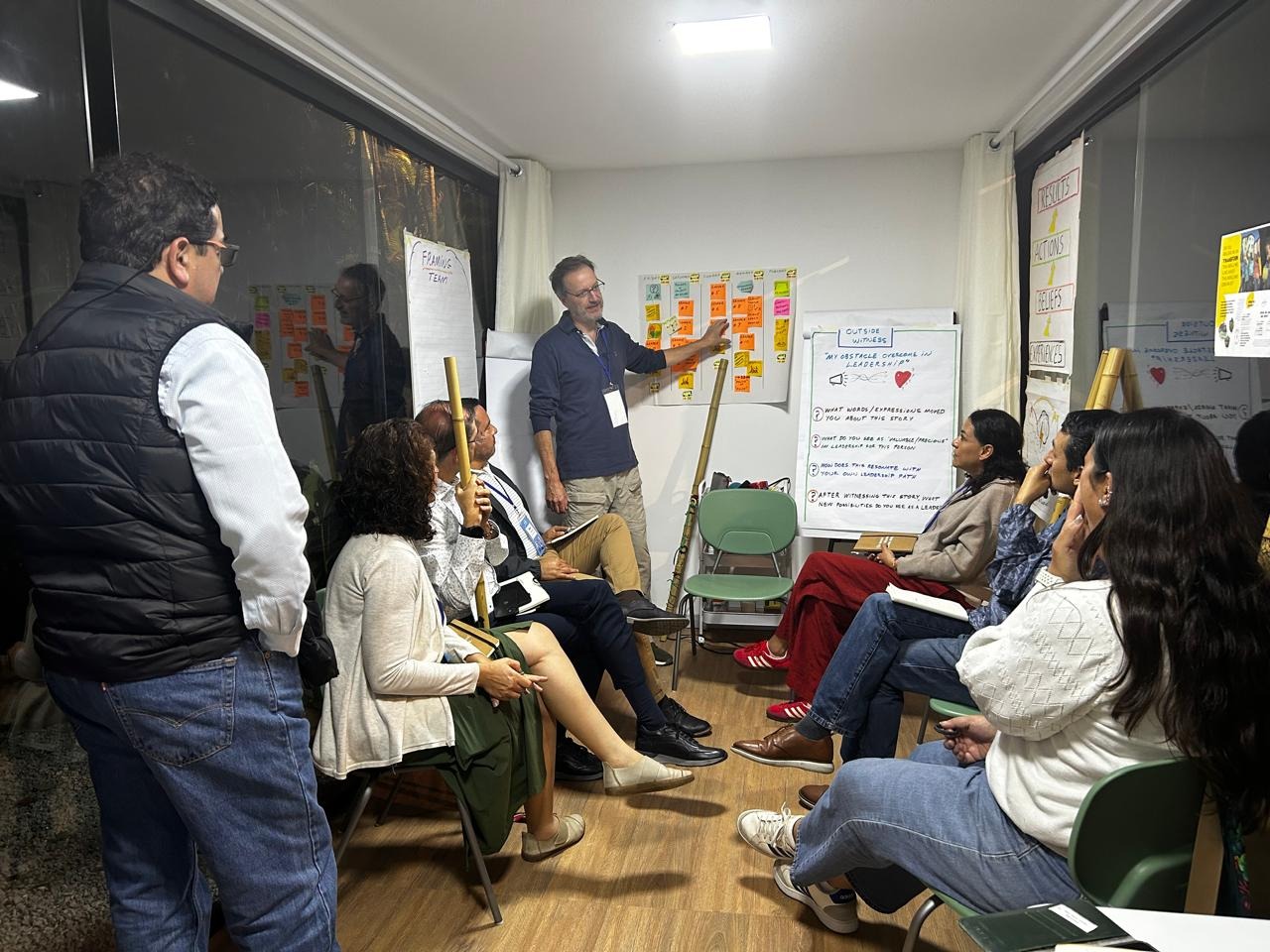 Grupo trabalhando sobre um painel de post-its